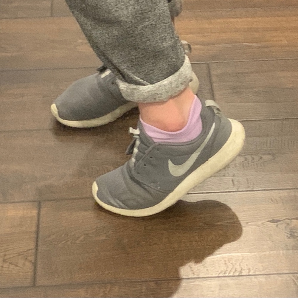 grey nike roshe